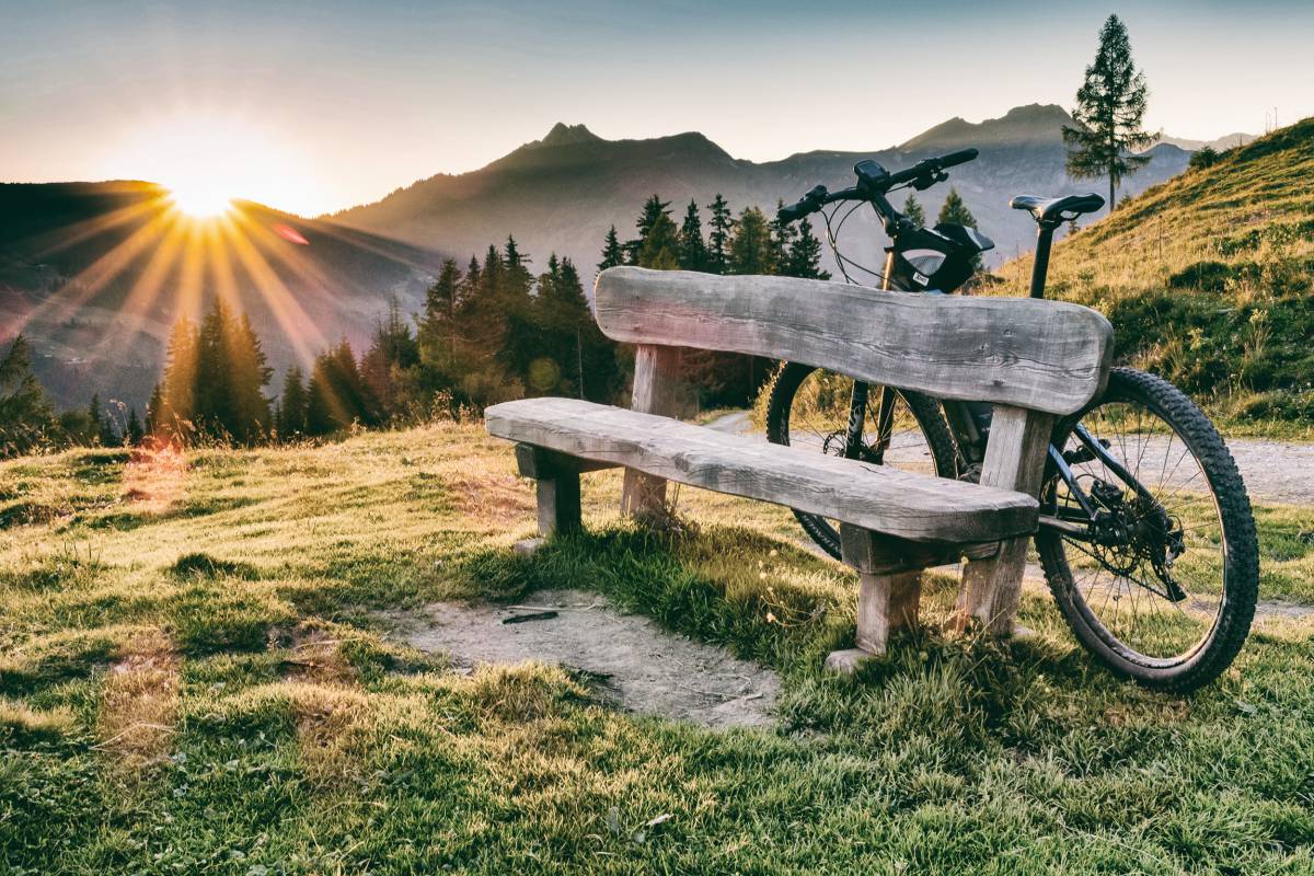 Sonnenaufgang über den Bergen in Österreich