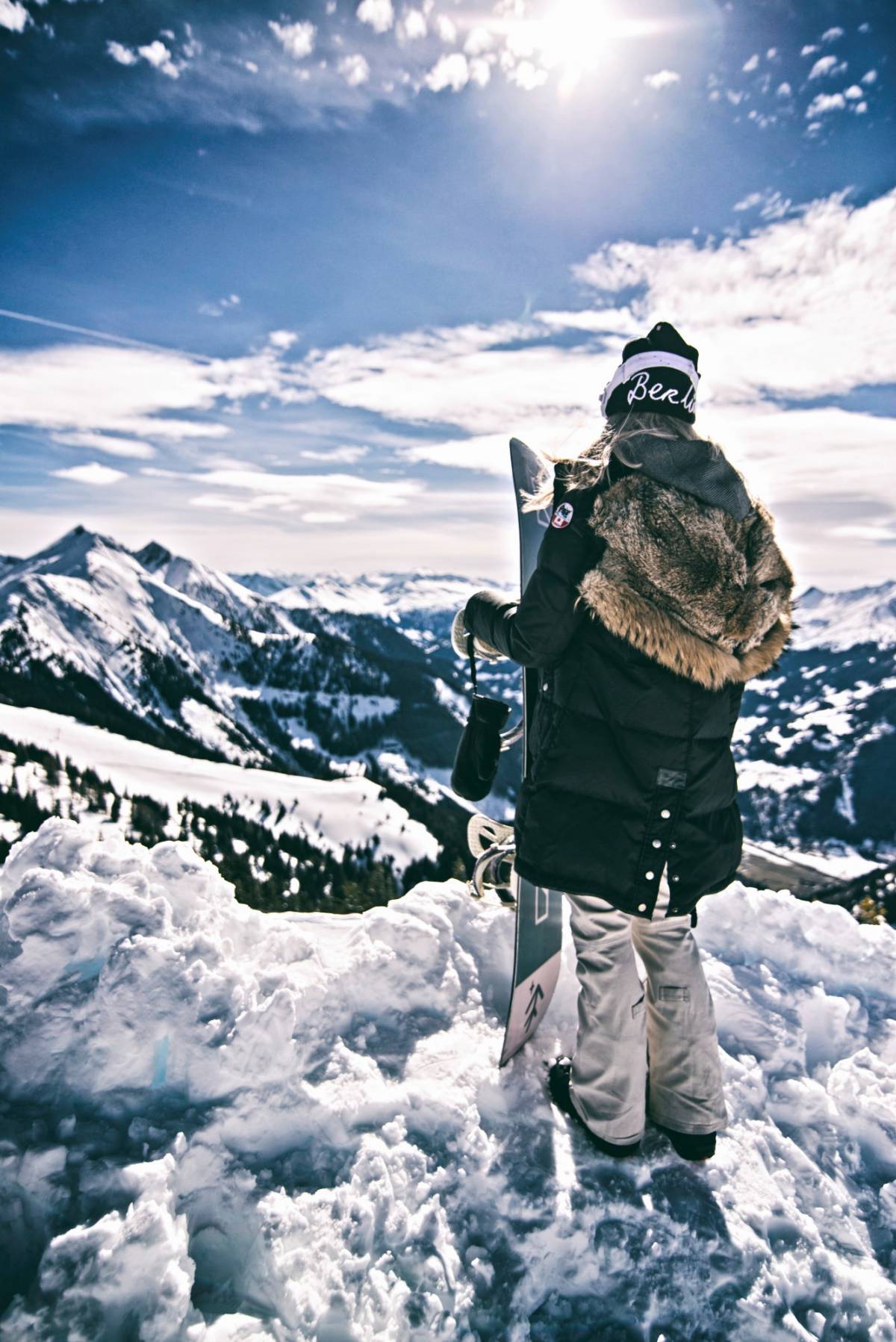 Frau beim Snowboarden in den Alpen