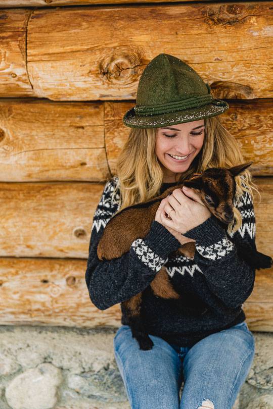 Frau mit Baby Ziege im Arm